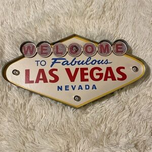 Welcome to Las Vegas light 💡 up sign!  Excellent condition. All lights work!